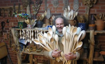 Medžio drožėjai, tautodailininkai Gediminas ir Rita Kairiai