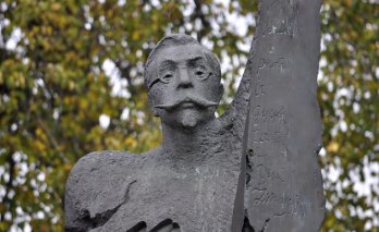 Paminklas daktarui Dominykui Bukontui