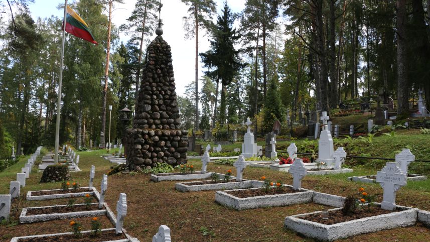 Памятник Независимости на Зарасайском кладбище